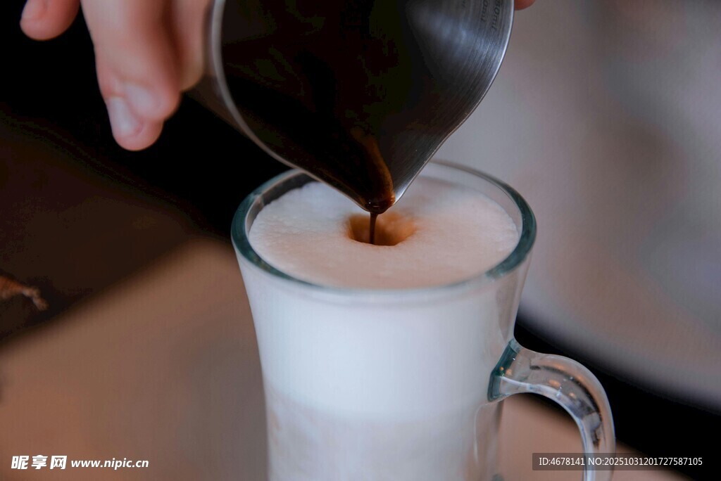 咖啡倒入奶泡杯瞬间