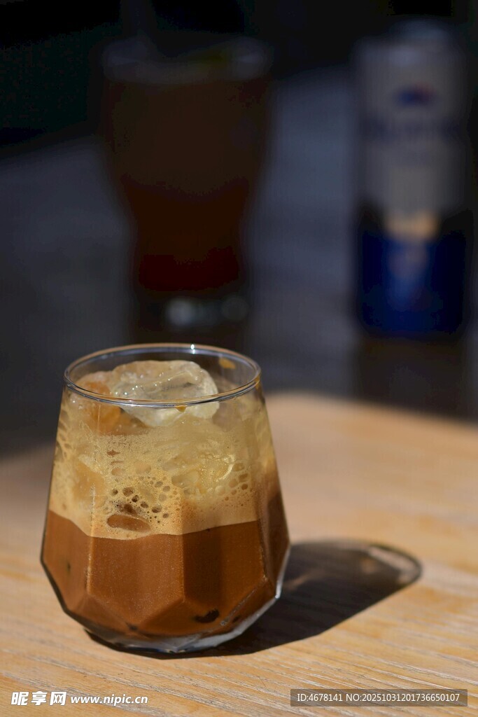冰咖啡置于木桌