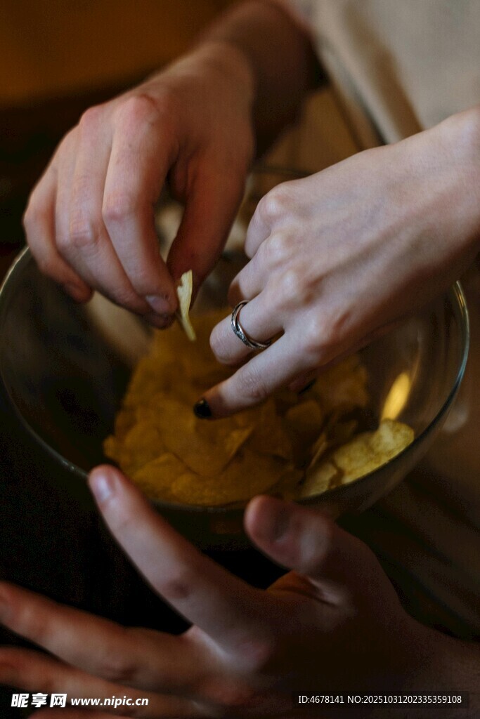 双手搅拌金黄液体场景