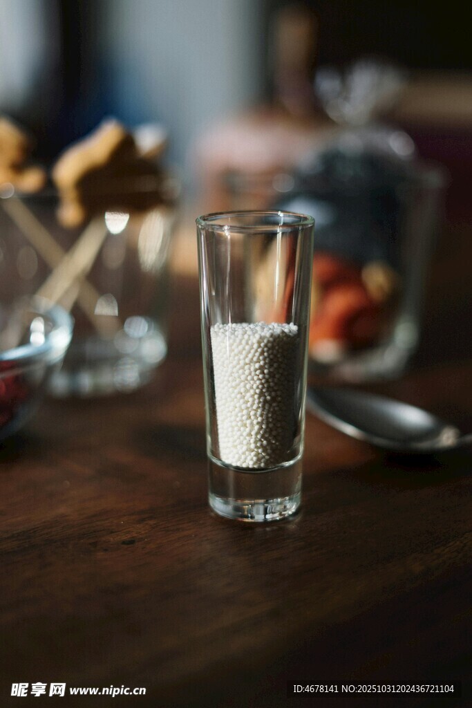 桌上玻璃杯装的白色粉末