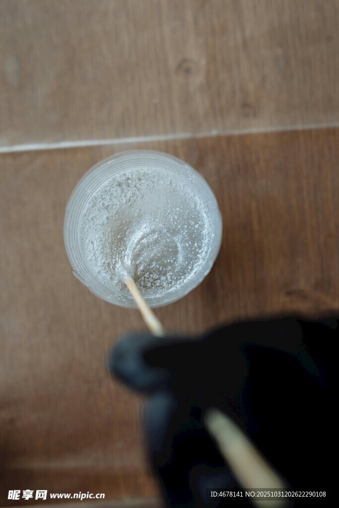 用竹签操作透明容器内物品