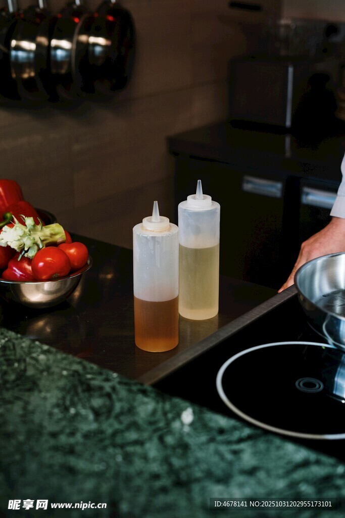 厨房台面的调料与食材