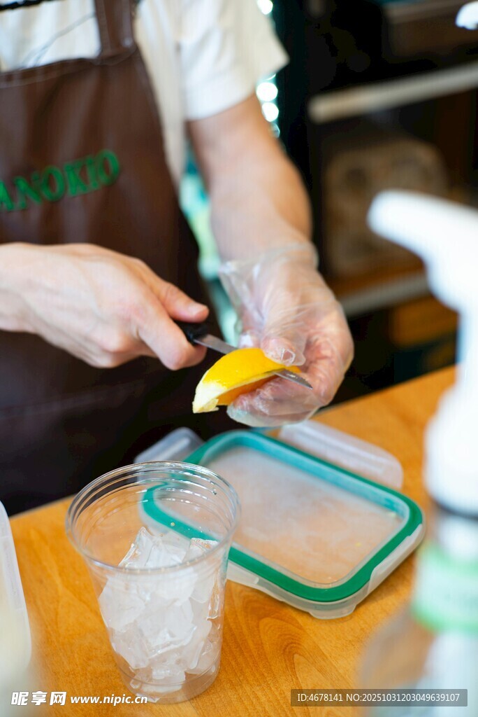 厨师切橙子准备食材