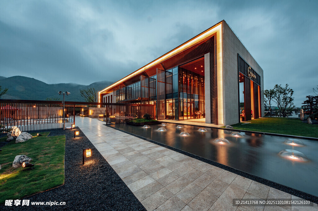 现代风格湖畔别墅夜景