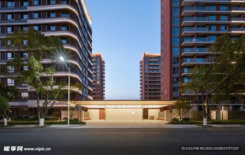 城市中高楼间的低矮建筑