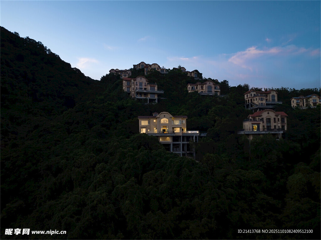山间暮色中的灯火别墅