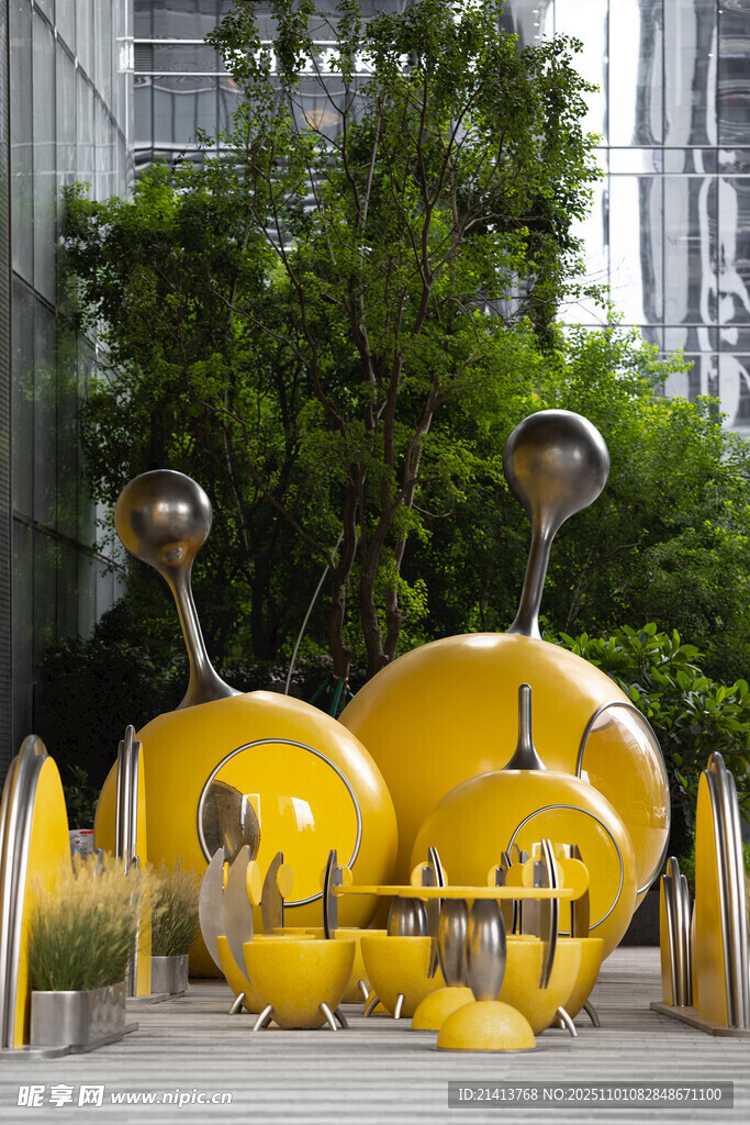 城市街头的亮眼黄色雕塑