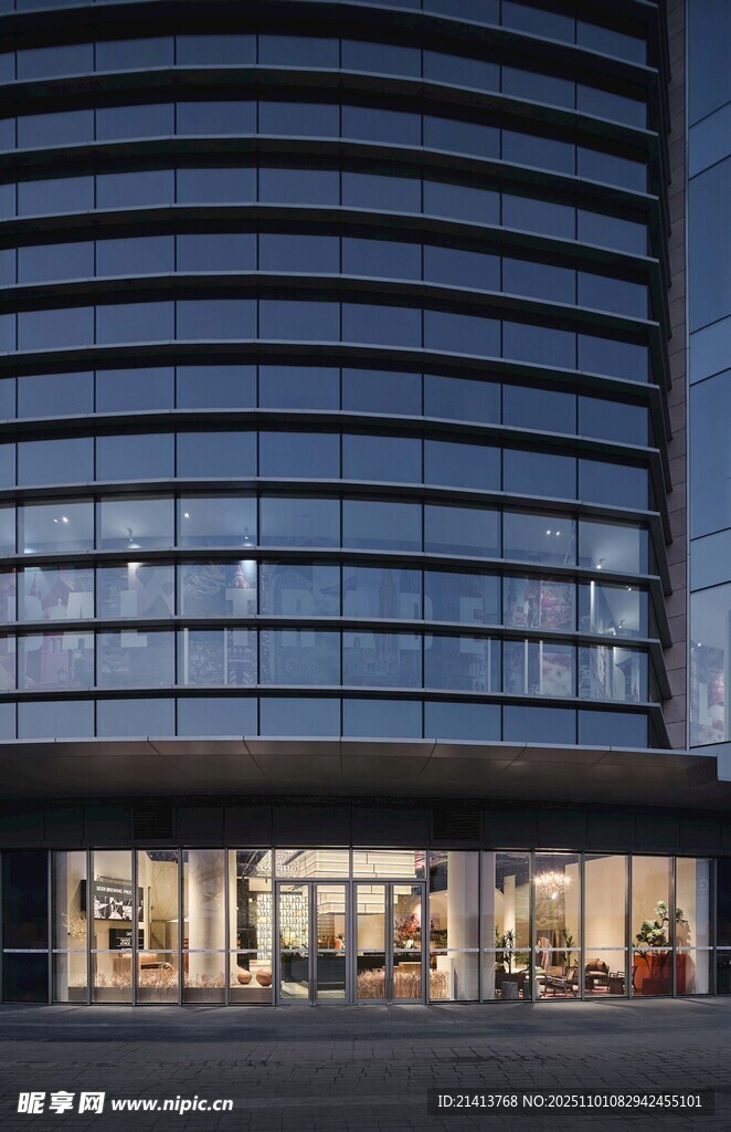 现代玻璃幕墙建筑外观