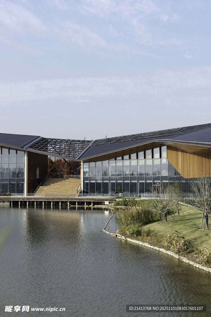 水边现代建筑景观