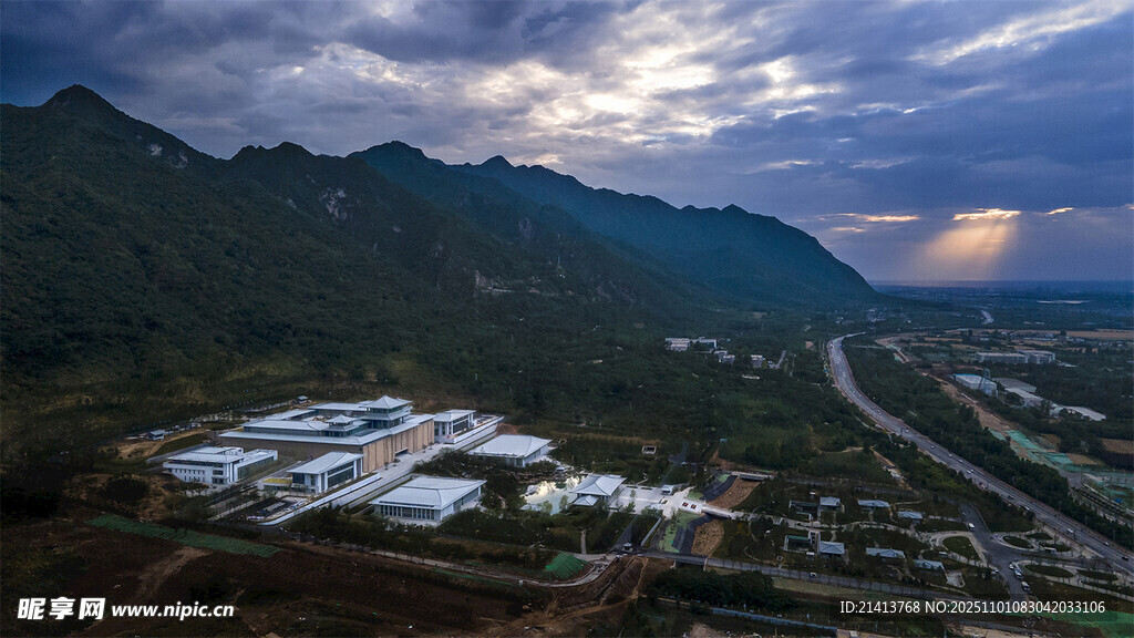 黄昏下的山谷建筑群