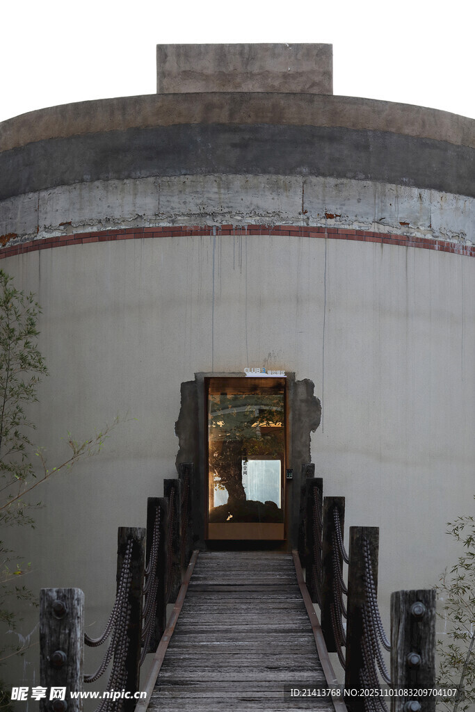 圆形建筑前的木质步道