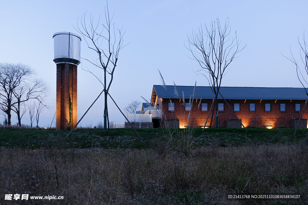 黄昏下的水塔与灯火建筑