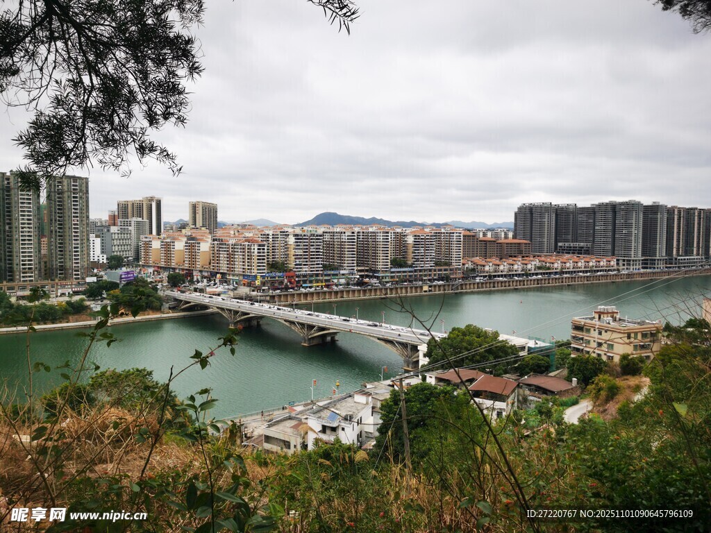 城市河畔风光俯瞰美景