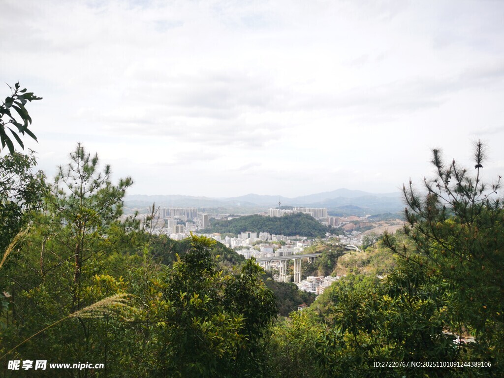 山林间远眺城市风光