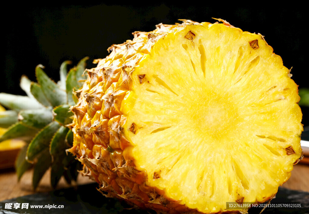 切开的菠萝