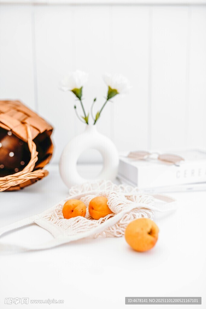 简约静物面包水果与花瓶