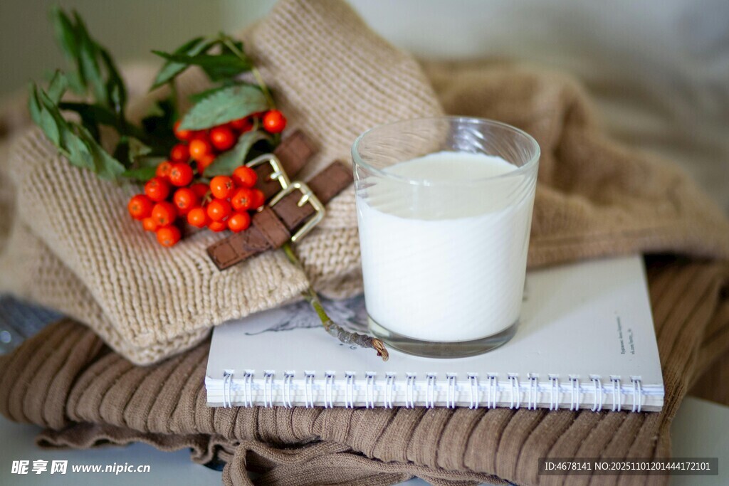 一杯鲜奶与浆果的温馨组合