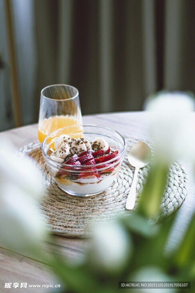 精致水果酸奶早餐摆盘