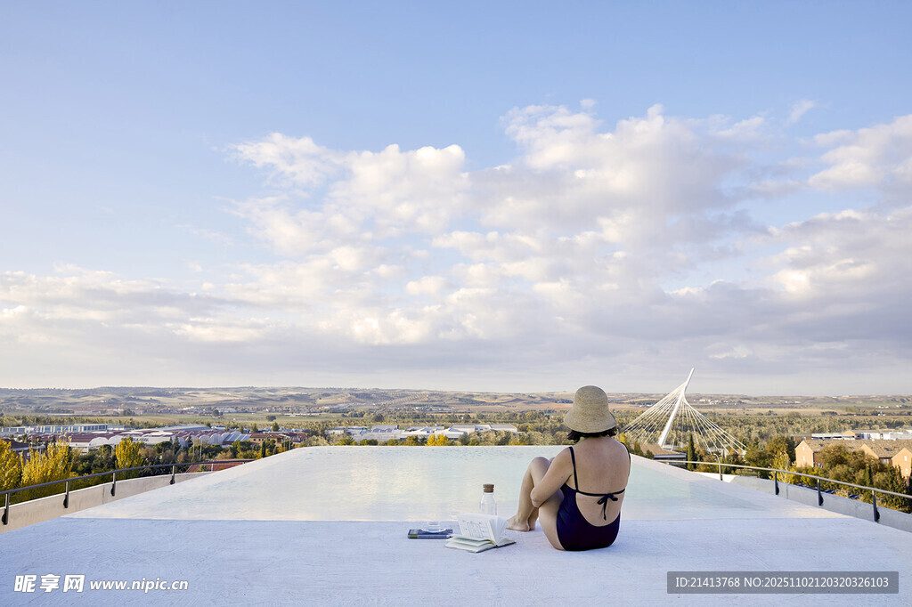 屋顶上的惬意独处时光