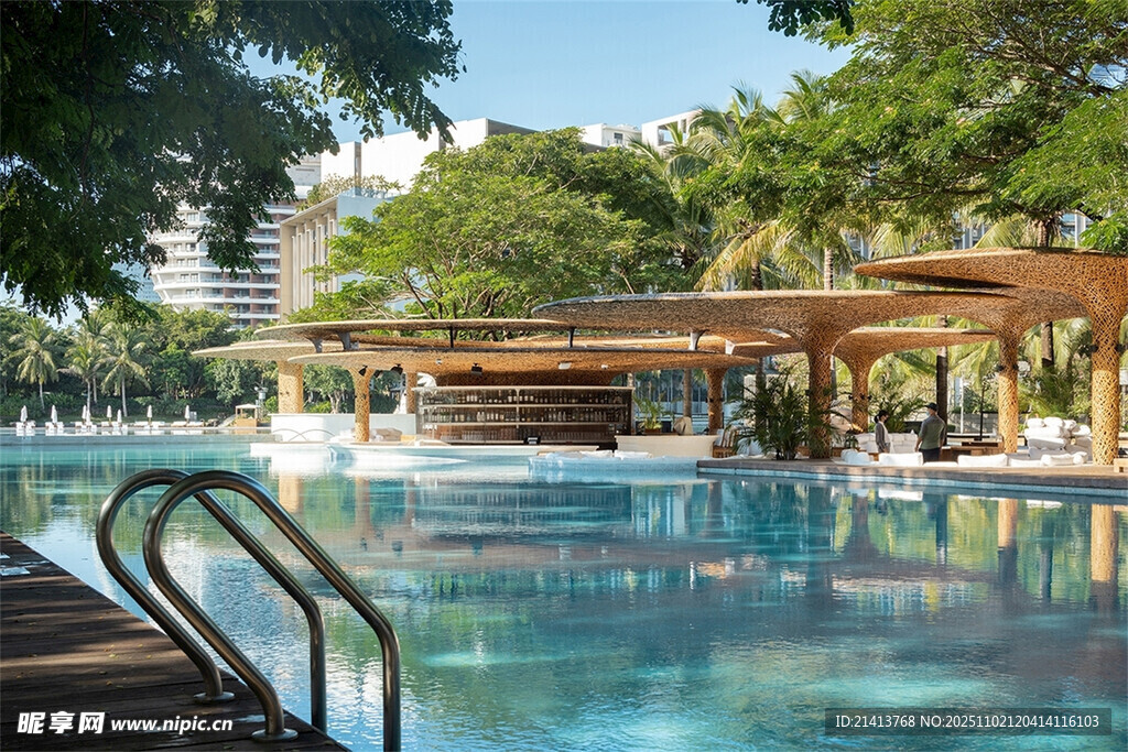 度假泳池畔的惬意风光