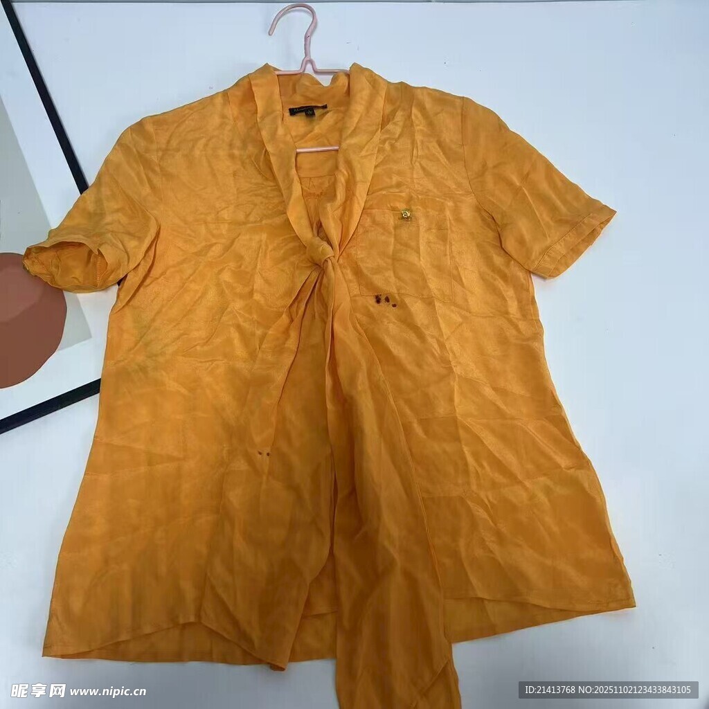 黄色短袖衬衫挂于衣架