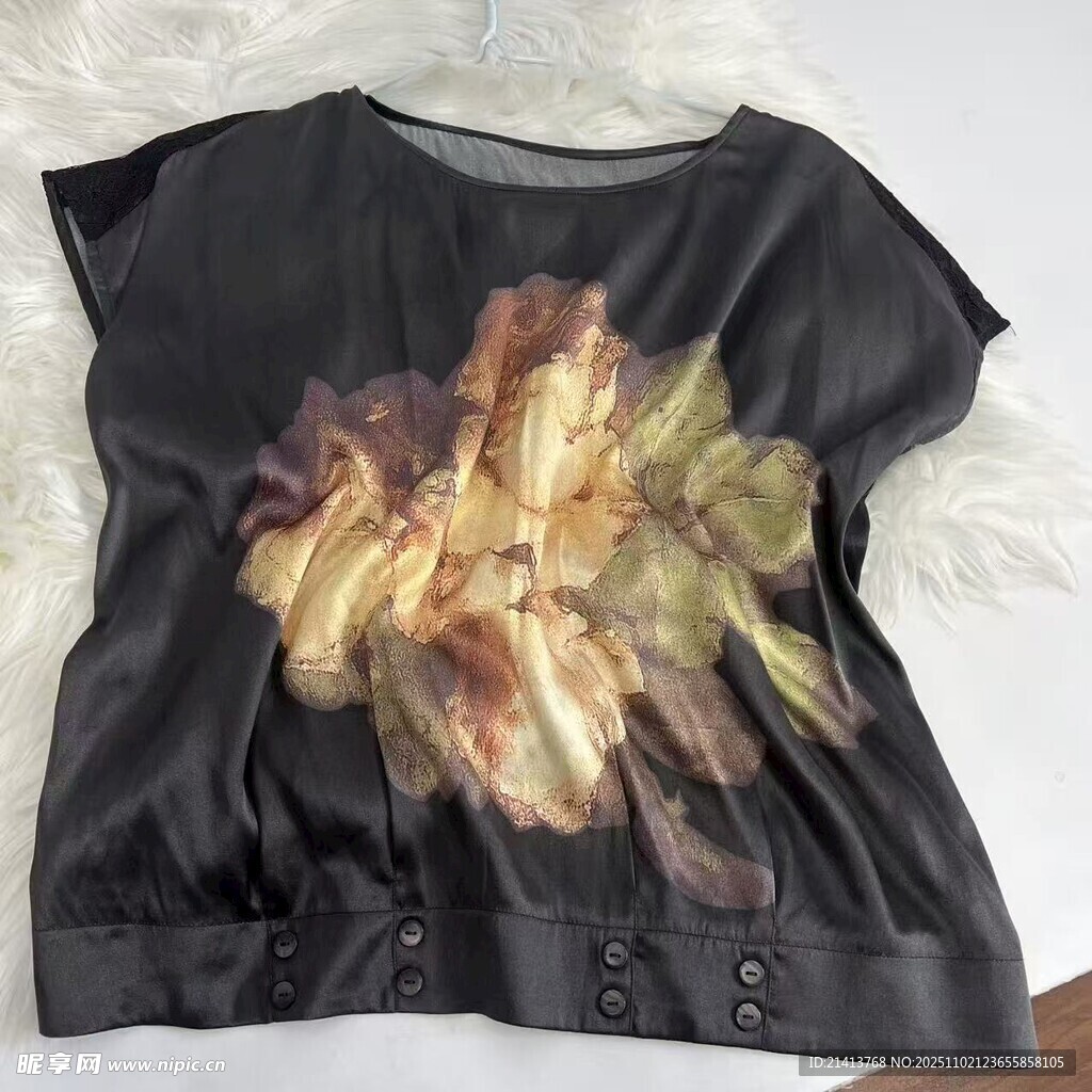 黑色印花短袖上衣