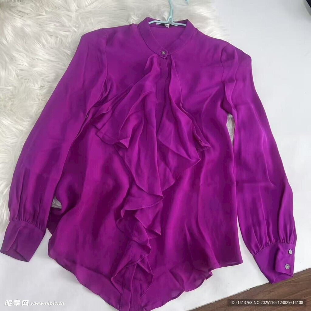 紫色褶皱长袖上衣展示