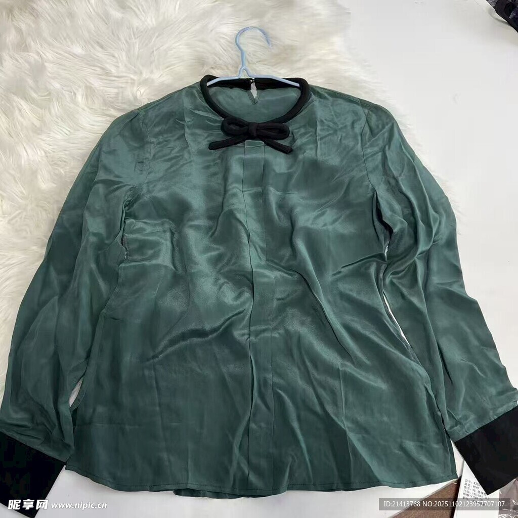 墨绿色衬衫配黑色衣领