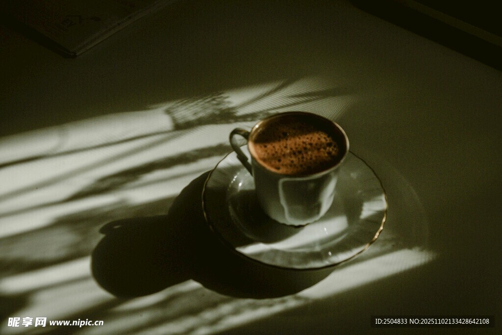 阳光下的咖啡杯