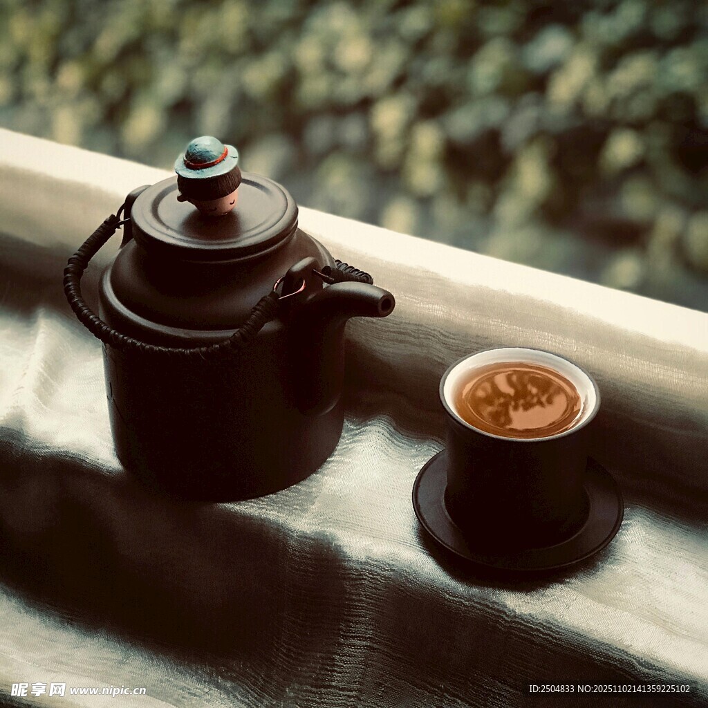 窗边古朴茶壶与一杯热茶
