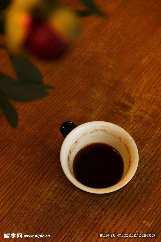 木质桌上的一杯黑咖啡