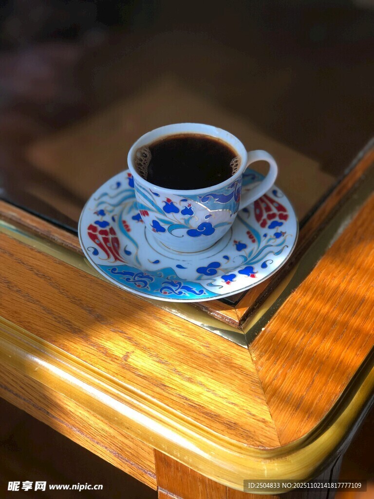 青花瓷杯中的香醇咖啡