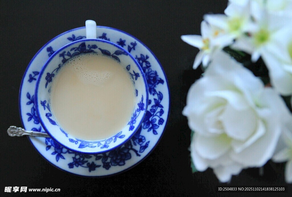 青花瓷杯中的香醇饮品