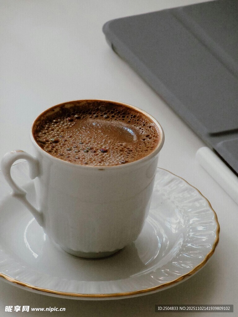 精致白瓷杯中的香醇咖啡