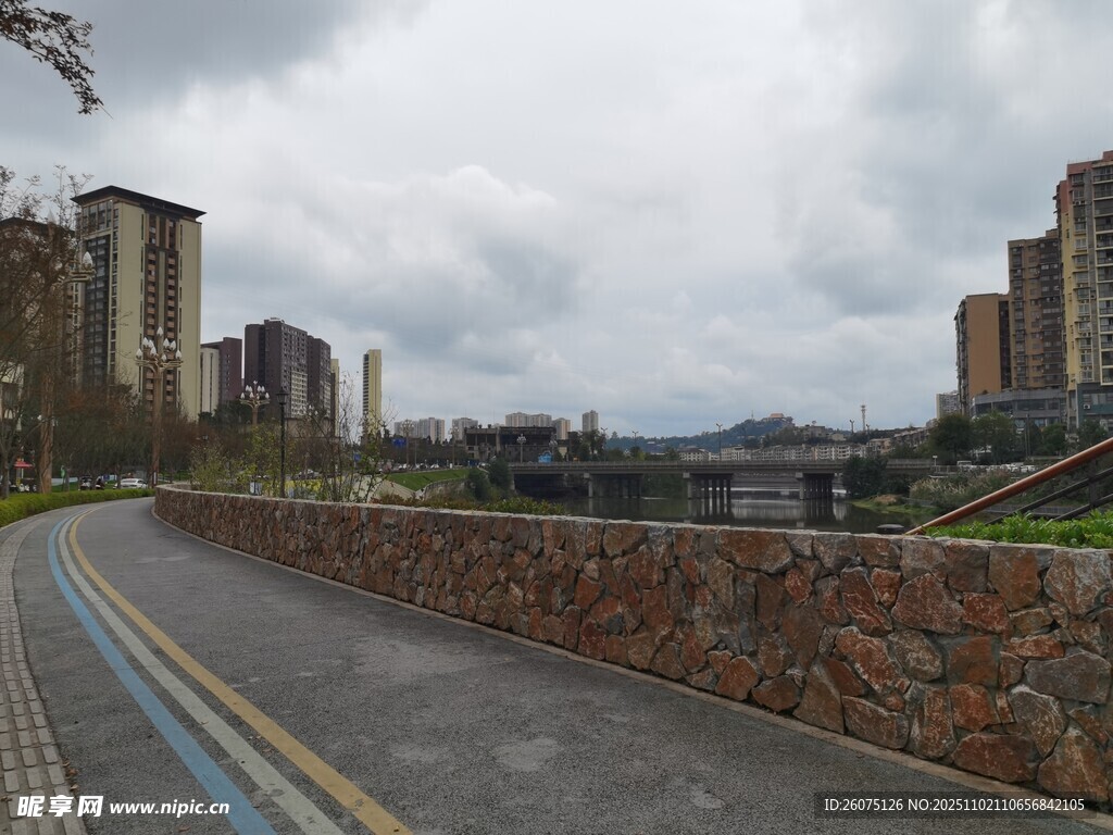 城市中蜿蜒的道路与建筑