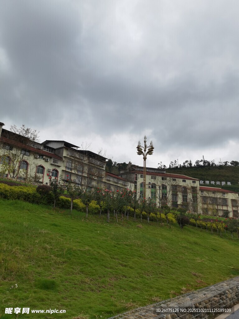 古老城墙下的绿意景观