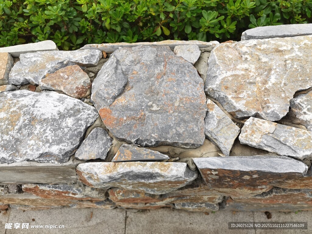 石砌矮墙自然质朴之美