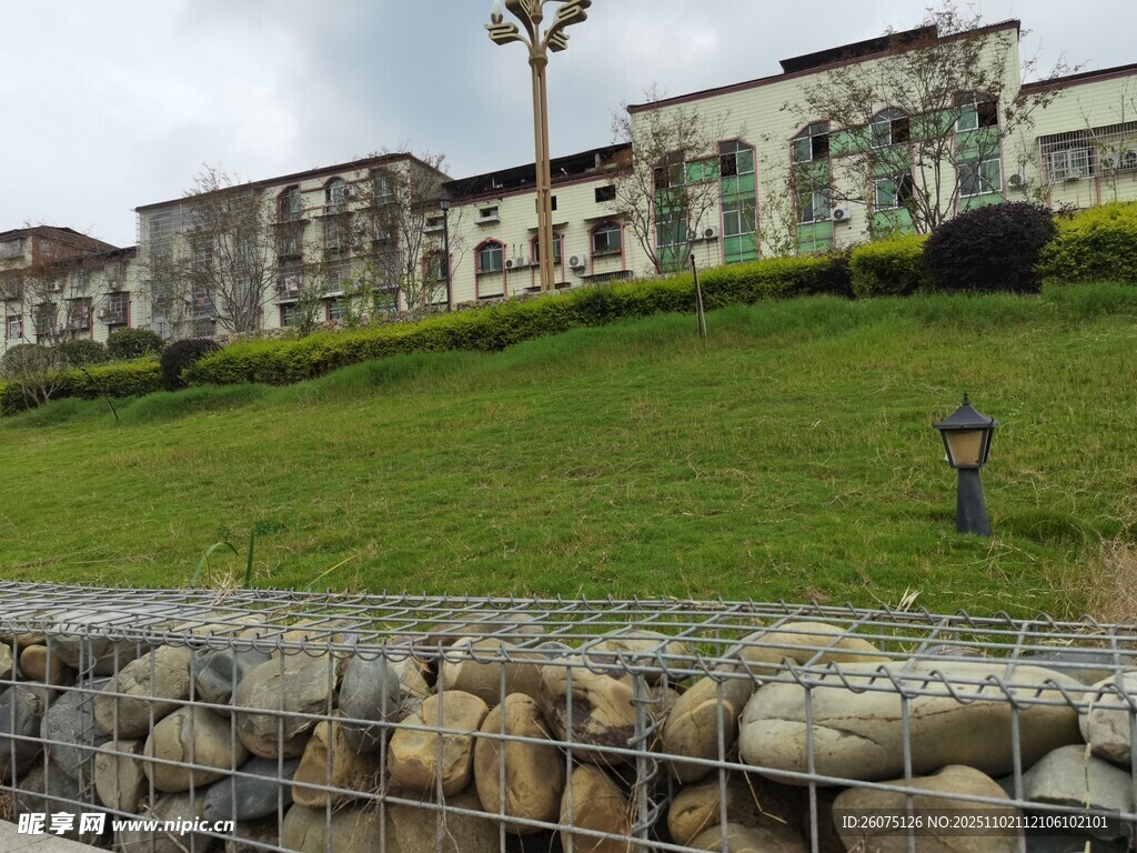 山坡上的建筑与石墙景观