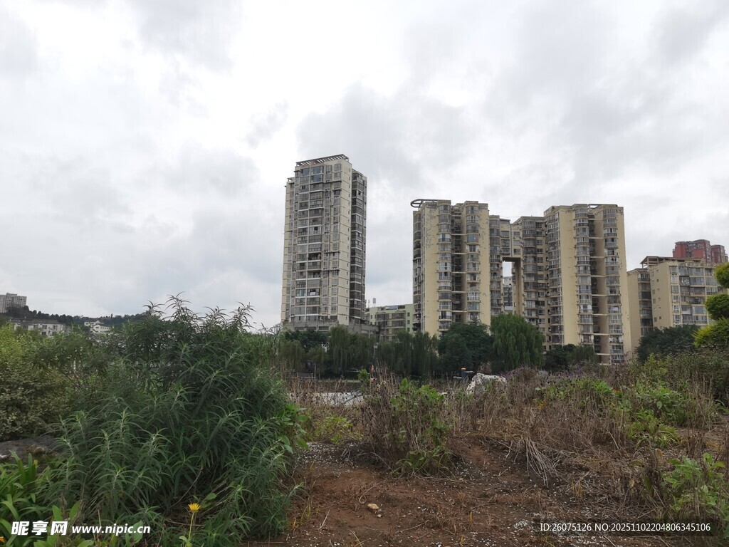 城郊荒废地旁的高楼建筑