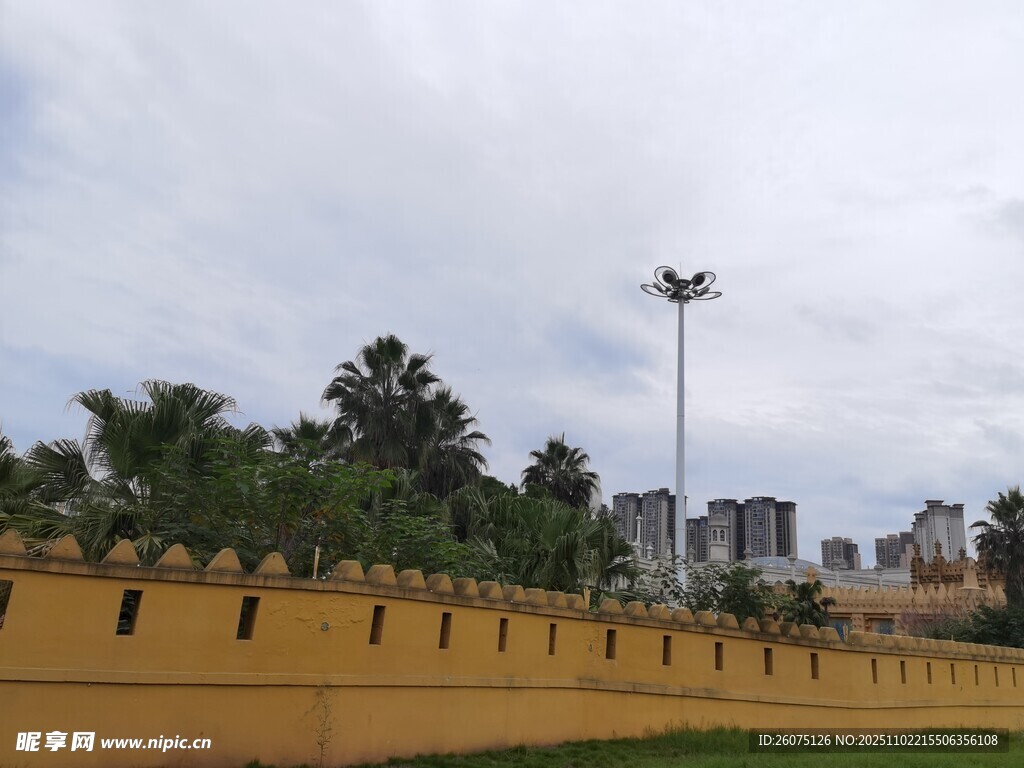黄墙绿树边的城市远景