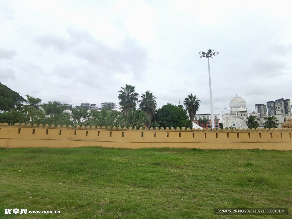 户外草地旁的围栏景观