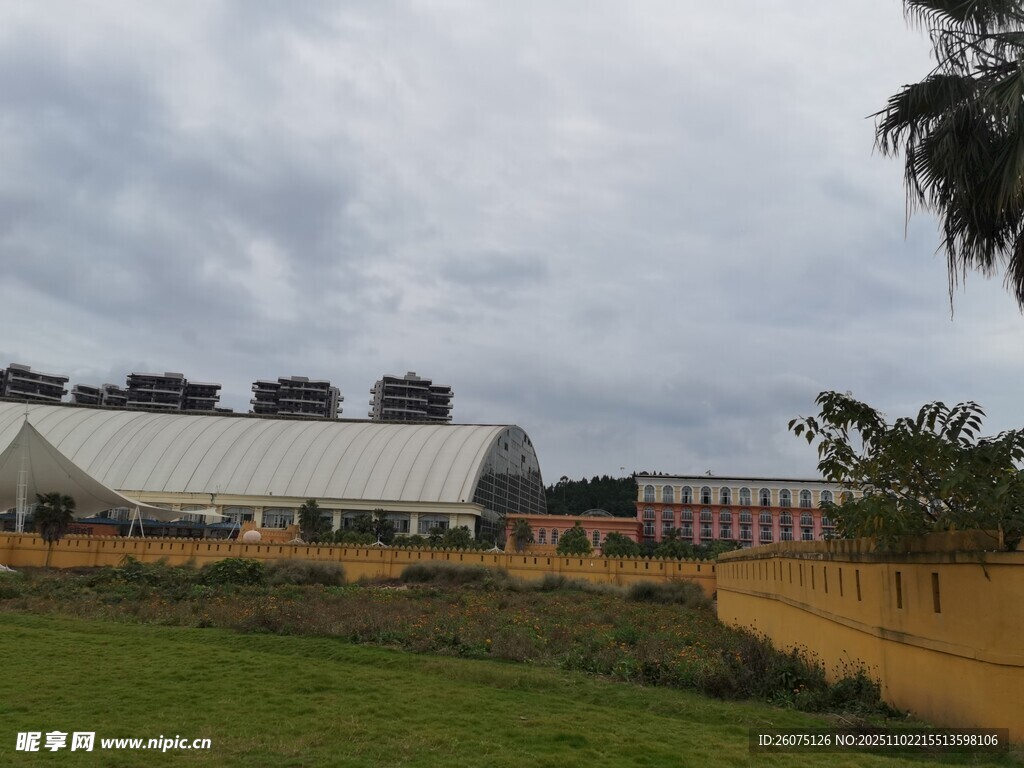 田园风光中的白色建筑