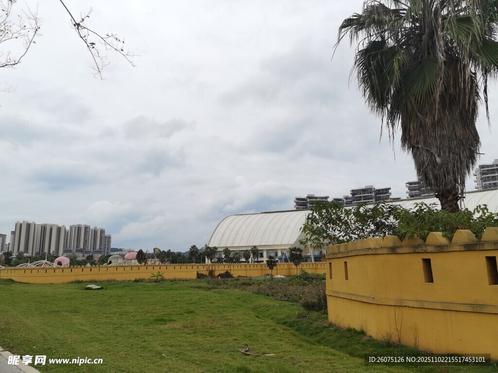 户外草地旁的黄色围墙景观