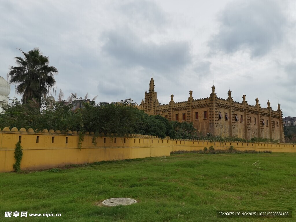 古老庄园旁的开阔绿地