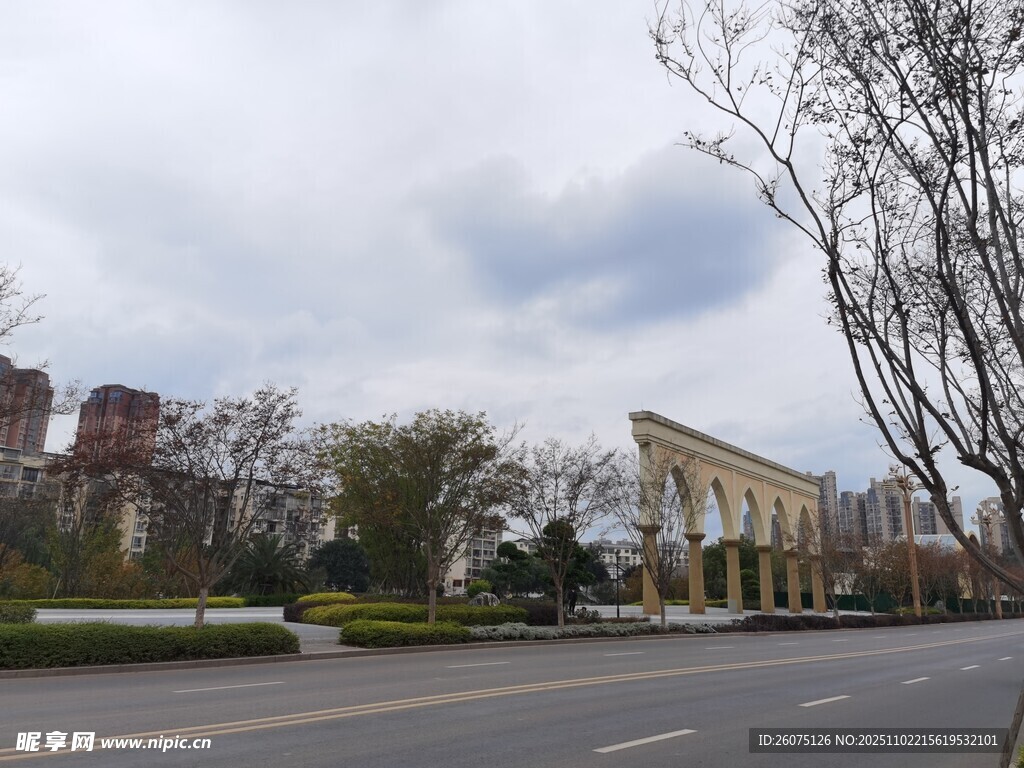 城市街道旁的建筑风景