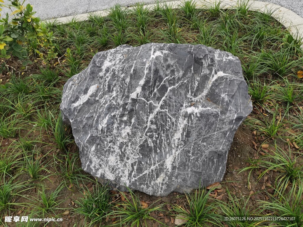 户外灰色纹理景观石
