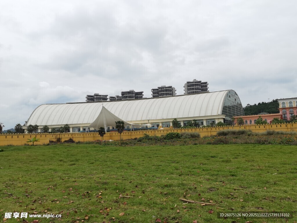 田野中的白色农业设施