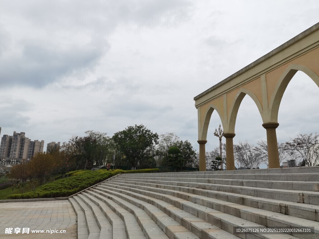 户外阶梯与拱形建筑景观