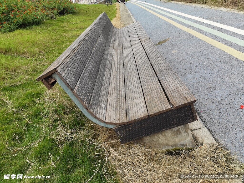 路边破损的木质长椅