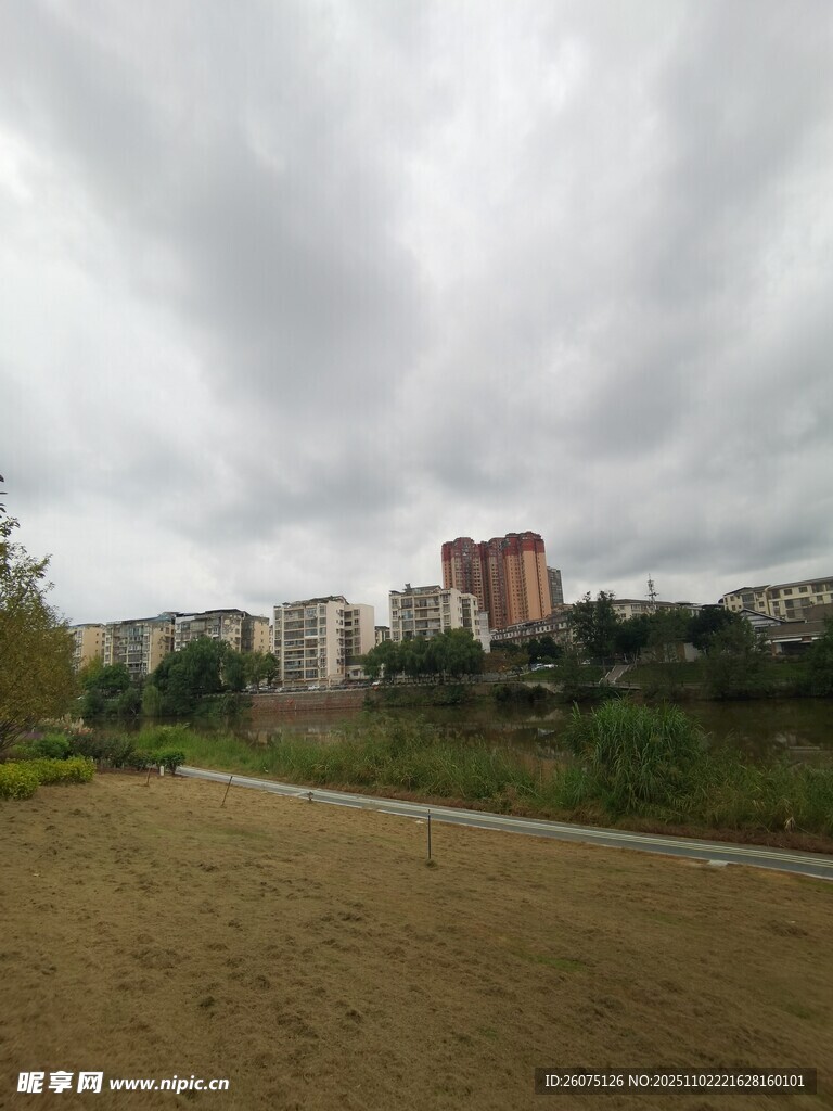阴天时的城市边缘风景